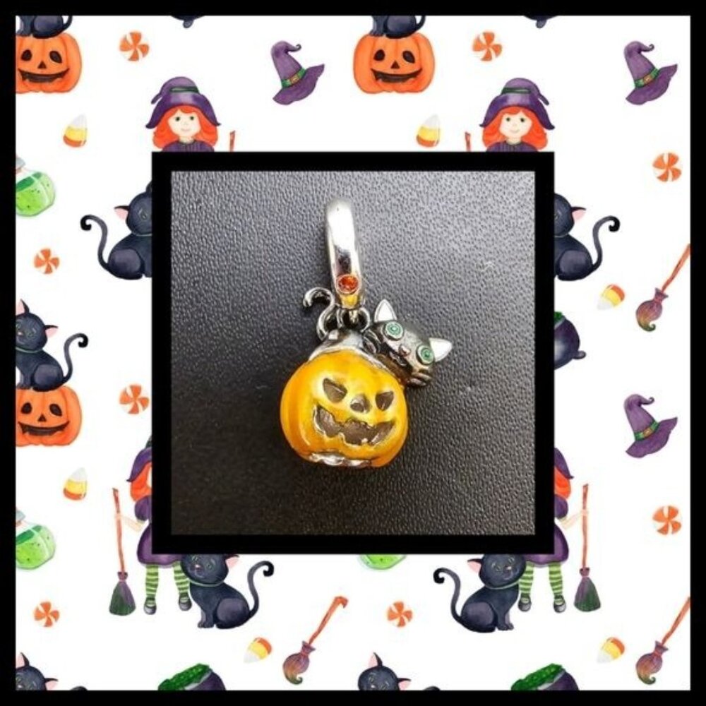 🎃 Halloween Cat on a‎ Pumpkin Charm that Glows (NWOT)